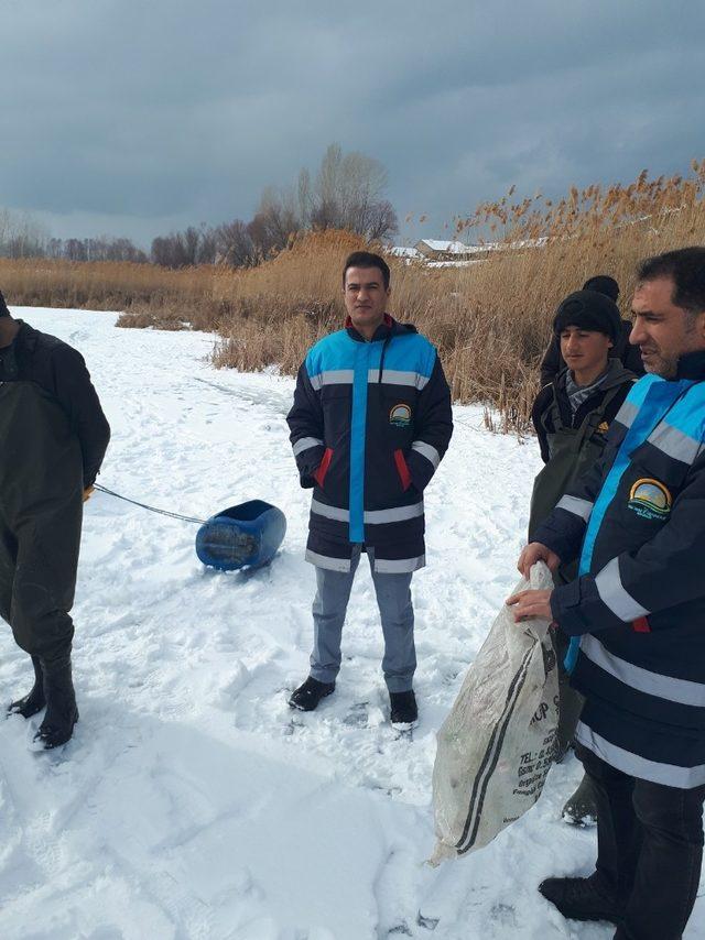 Buz tutan Engil Çayı’nda su ürünleri denetimi