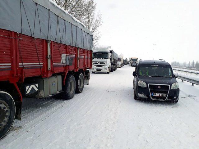 Bolu Dağı nda &ccedil;ok sayıda tanker bekliyor (2) 1