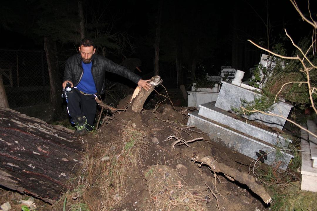 Kemer&rsquo;de fırtına mezar taşlarını yerinden oynattı 
