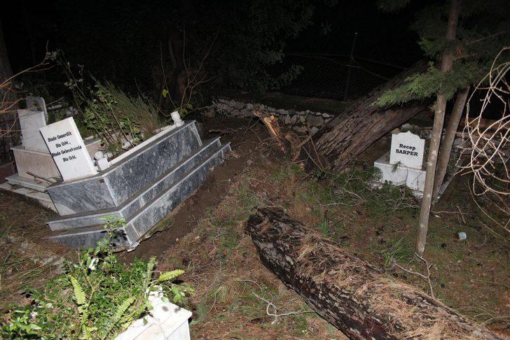 Kemer’de fırtına mezar taşlarını yerinden oynattı  G3