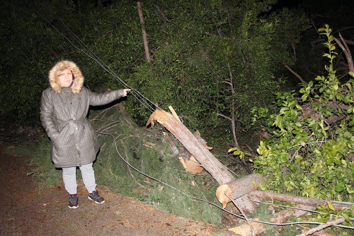 Kemer’de fırtına mezar taşlarını yerinden oynattı  G4