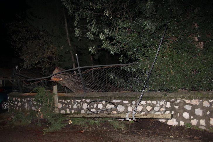 Kemer’de fırtına mezar taşlarını yerinden oynattı  G5