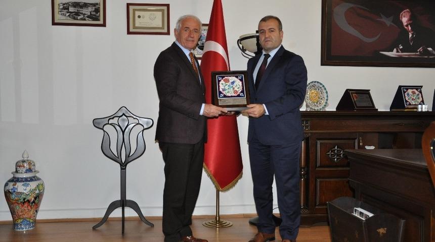 Başsavcı Evren Akbey’den iş adamı Nafi Güral’a plaket