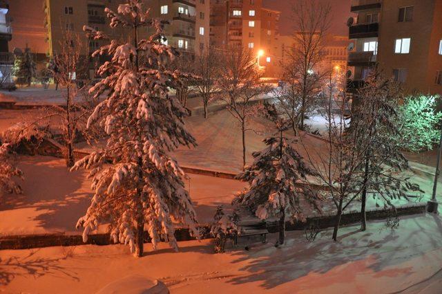 Simav’da yoğun kar yağışı, ulaşımda aksamalara neden oldu