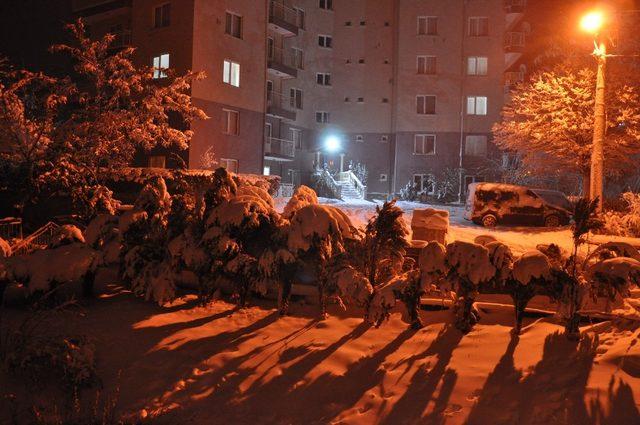 Simav’da yoğun kar yağışı, ulaşımda aksamalara neden oldu