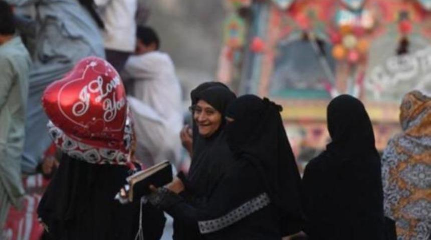 Sevgililer G&uuml;n&uuml; yasaklandı! Bacılar G&uuml;n&uuml; kutlanacak