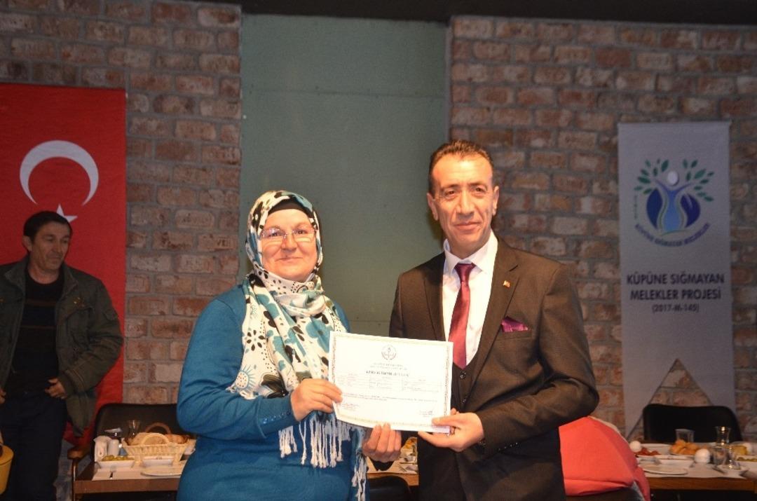 K&ouml;y okulunu onarıp yaptıkları at&ouml;lyede meslek &ouml;ğrettiler