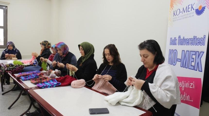 KO-MEK kursiyerleri &ccedil;ocuklar i&ccedil;in atkı &ouml;rd&uuml;