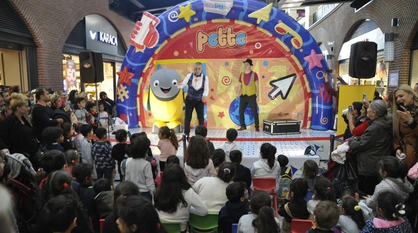 Pette, Mersin&rsquo;de minik hayranlarıyla buluştu