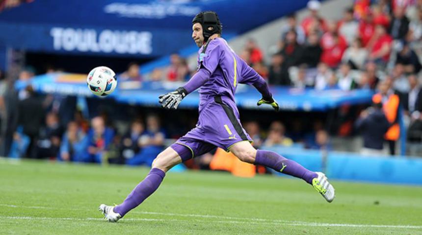 Petr Cech 'kaskını çıkarıyor'