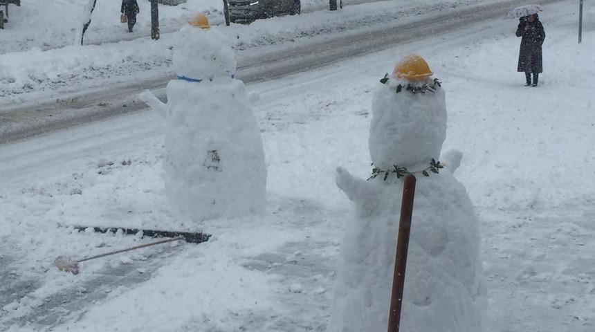 Esnaflar hem kar temizledi hem de kardan adam yaptı