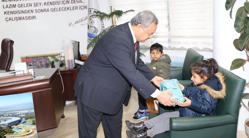 Başkan Uysal, &ccedil;evreci &ouml;ğrencileri &ouml;d&uuml;llendirdi