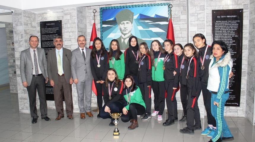 Oktay Olcay Yurtbay Lisesi kız voleybol takımı il birincisi oldu