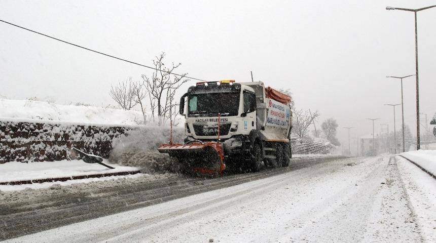 Hacılar&rsquo;da karla m&uuml;cadele t&uuml;m hızıyla devam ediyor