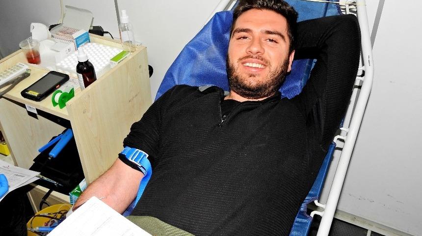 &Ccedil;eşmeliler, &Ouml;yk&uuml;&rsquo;lere umut olmak i&ccedil;in kan verdi