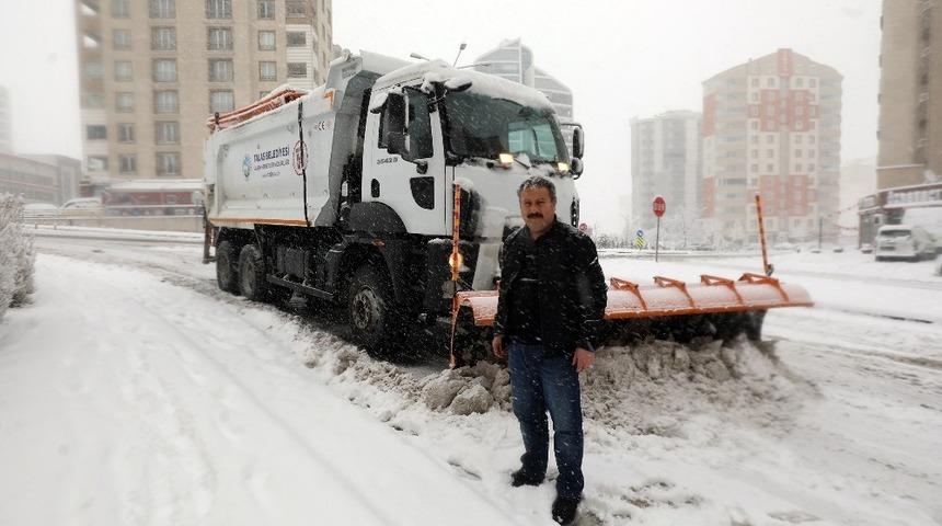 Başkan Palancıoğlu, karla m&uuml;cadelede