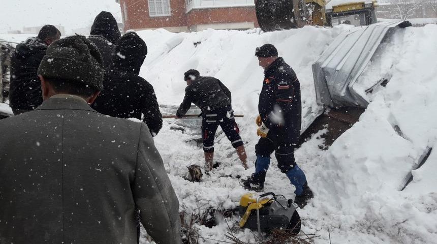 Yoğun kar yağışına dayanamayan ahırın tavanı &ccedil;&ouml;kt&uuml;