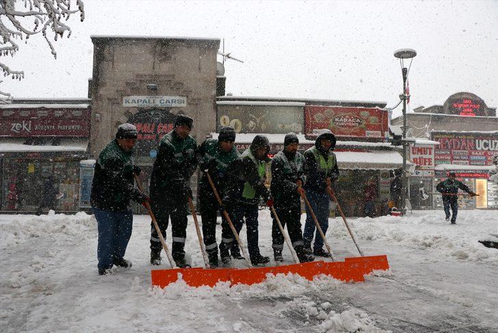 Kayseri'de kar bastırdı, sokaklar çocuklara kaldı G4