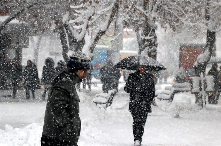 Kayseri'de kar bastırdı, sokaklar çocuklara kaldı G1
