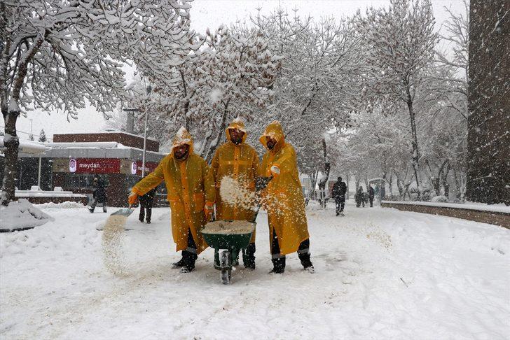 Kayseri'de kar bastırdı, sokaklar çocuklara kaldı G3