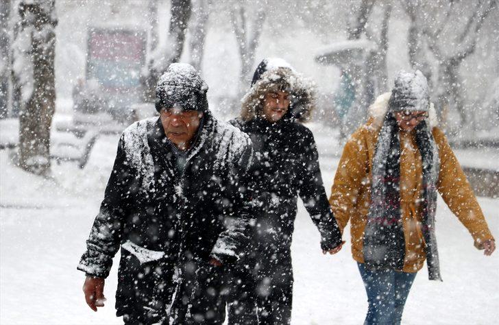 Kayseri'de kar bastırdı, sokaklar çocuklara kaldı G5