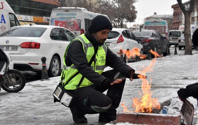 Soğuk havada sokakta zorlu mesai