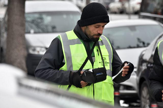 Soğuk havada sokakta zorlu mesai