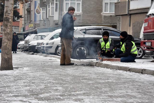 Soğuk havada sokakta zorlu mesai