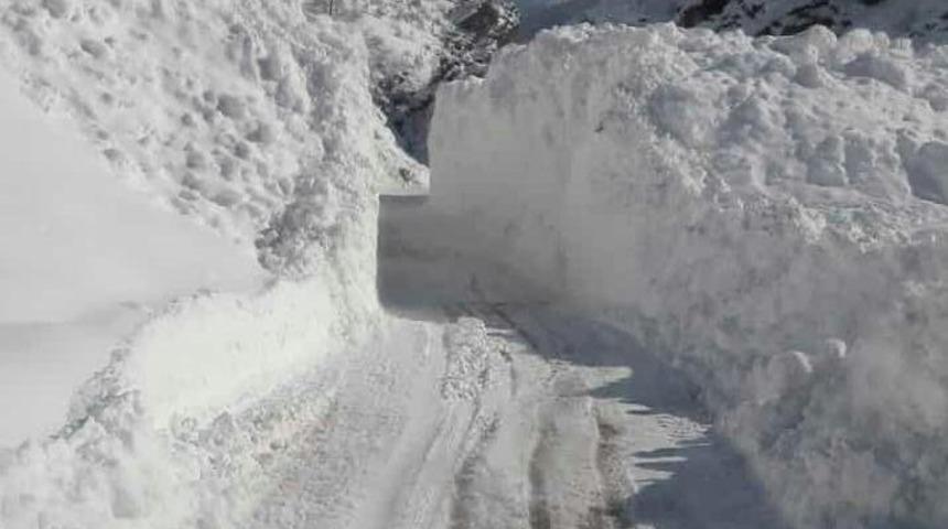 K&ouml;y yoluna d&uuml;şen &ccedil;ığ temizlendi