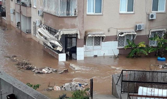 Erdemli'de heyelan ve taşkın