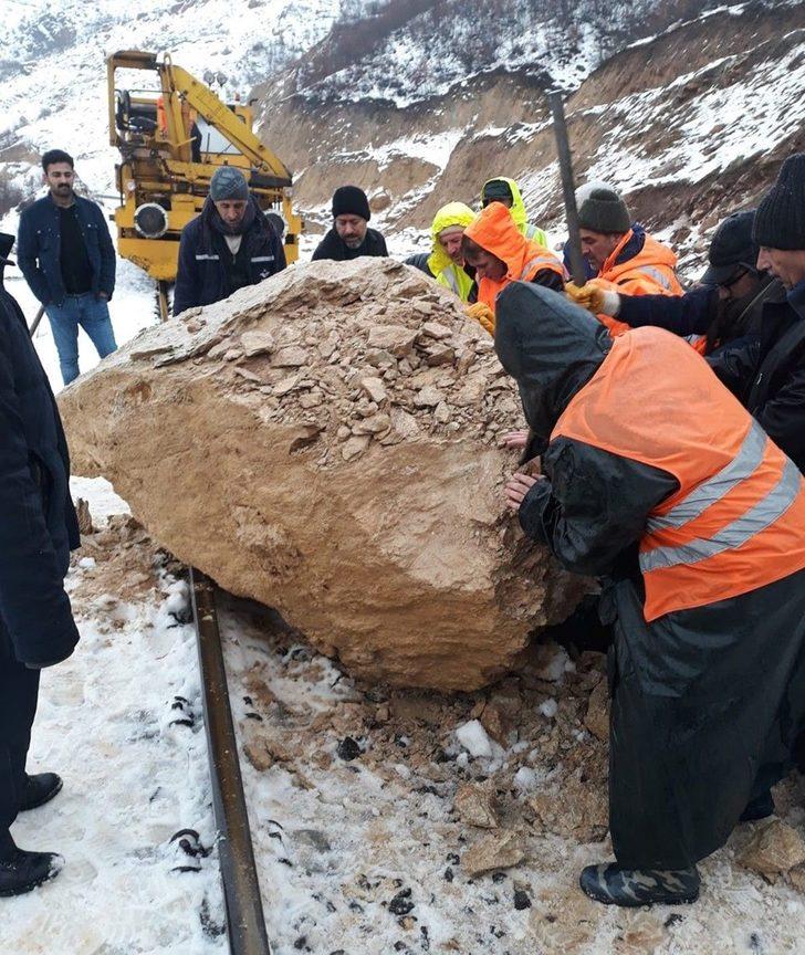 Yamaçtan kopan kayalar Van Gölü Eskpresi'ne çarptı  G2