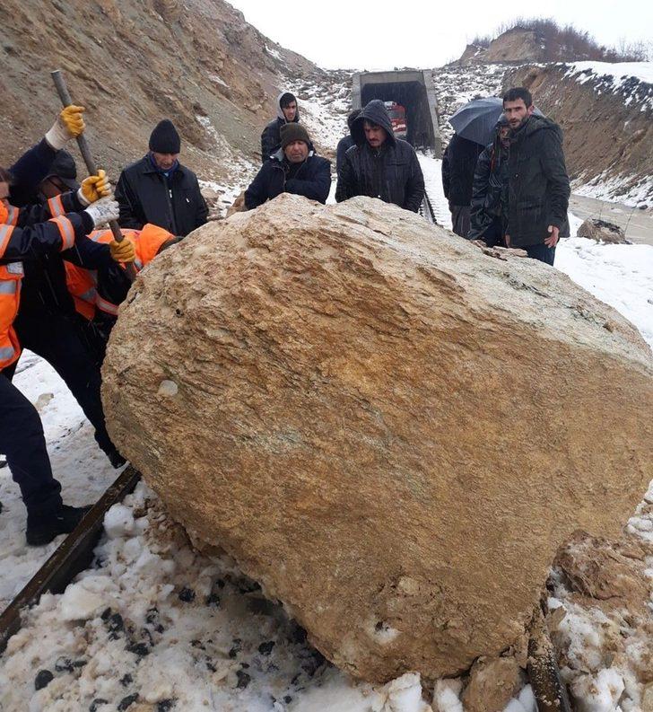 Yamaçtan kopan kayalar Van Gölü Eskpresi'ne çarptı  G3