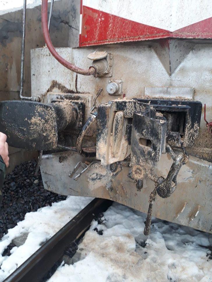 Yamaçtan kopan kayalar Van Gölü Eskpresi'ne çarptı  G4