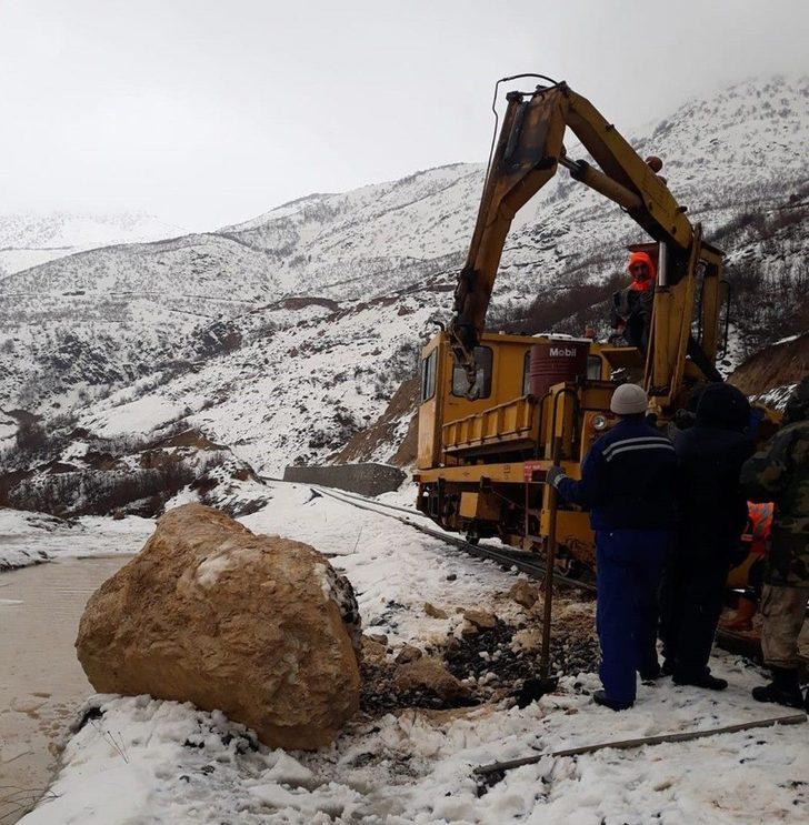 Yamaçtan kopan kayalar Van Gölü Eskpresi'ne çarptı  G5