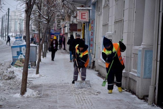 Tepebaşı’nda kar ve buz ile mücadele sürüyor