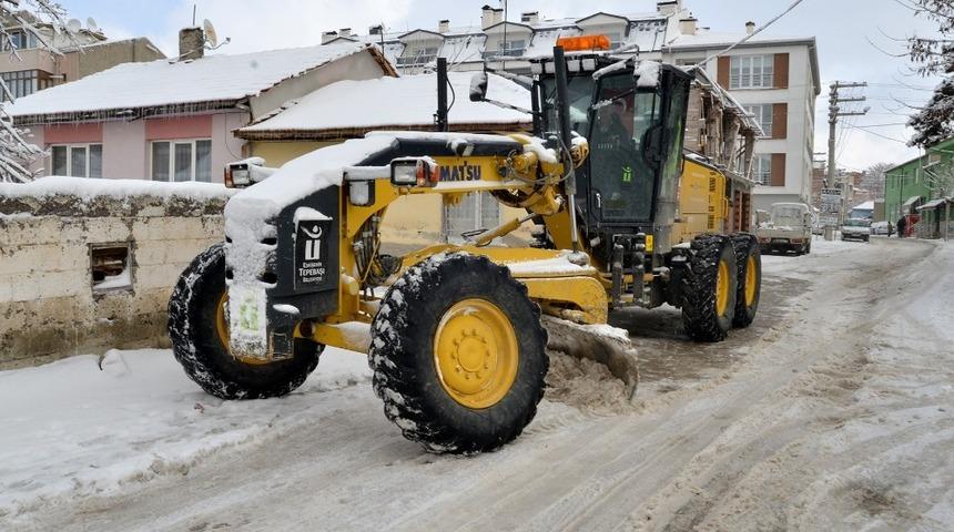 Tepebaşı’nda kar ve buz ile mücadele sürüyor