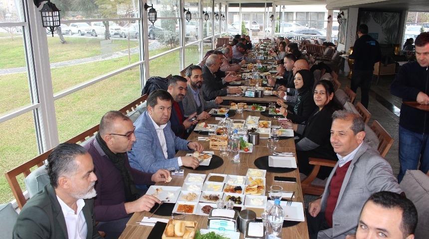 AK Parti Y&ouml;netimi gazetecilerle buluştu