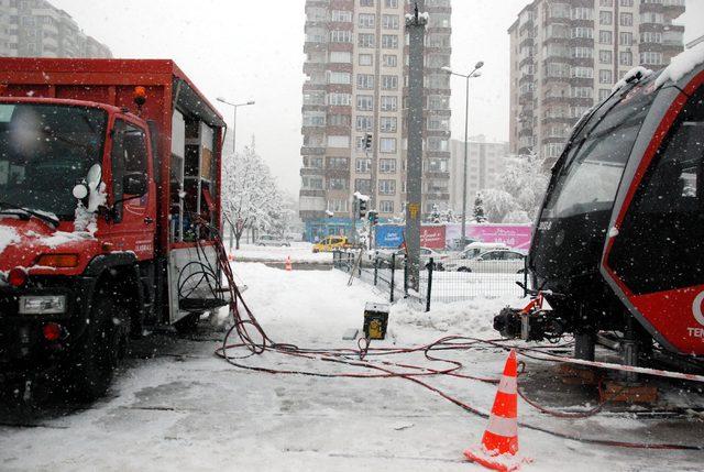 Kayseri de karda kayan tramvay raydan &ccedil;ıktı 1