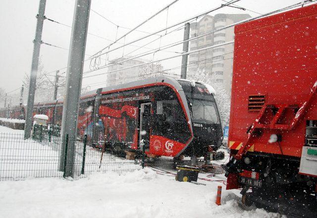 Kayseri de karda kayan tramvay raydan &ccedil;ıktı 2