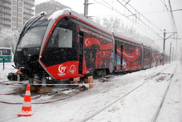 Kayseri de karda kayan tramvay raydan &ccedil;ıktı 3