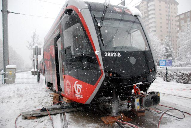 Kayseri de karda kayan tramvay raydan &ccedil;ıktı 4