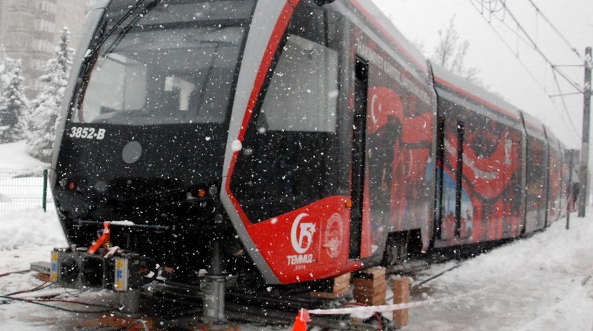 Kayseri'de karda kayan tramvay raydan &ccedil;ıktı