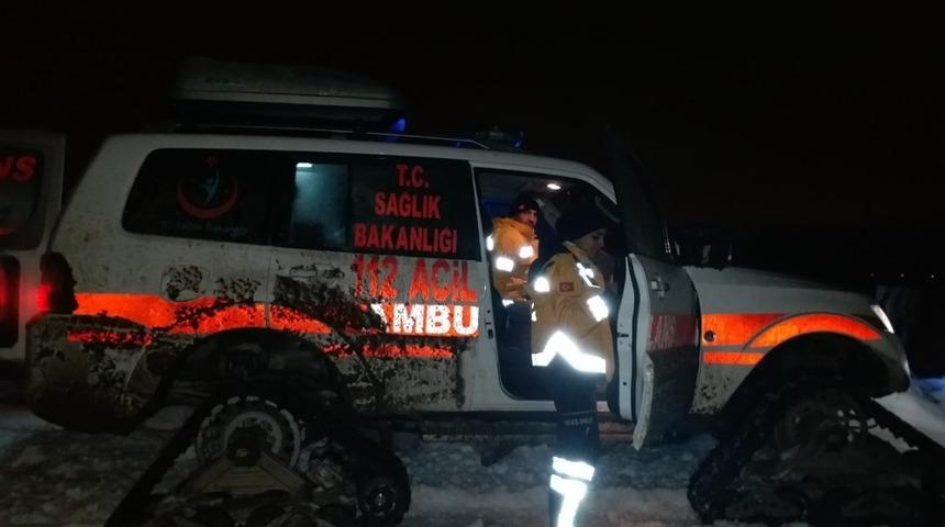Kapanan yollar paletli ambulanslarla aşılıyor