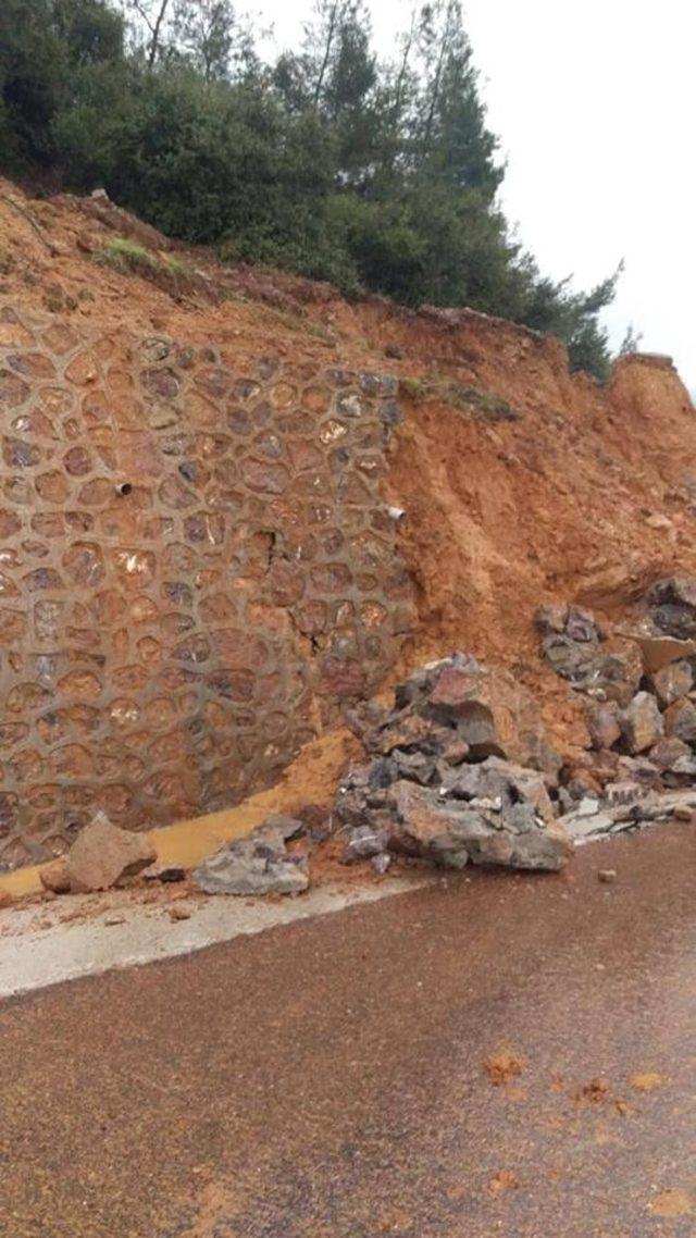 Gaziantep - Osmaniye karayolunda istinat duvarı çöktü