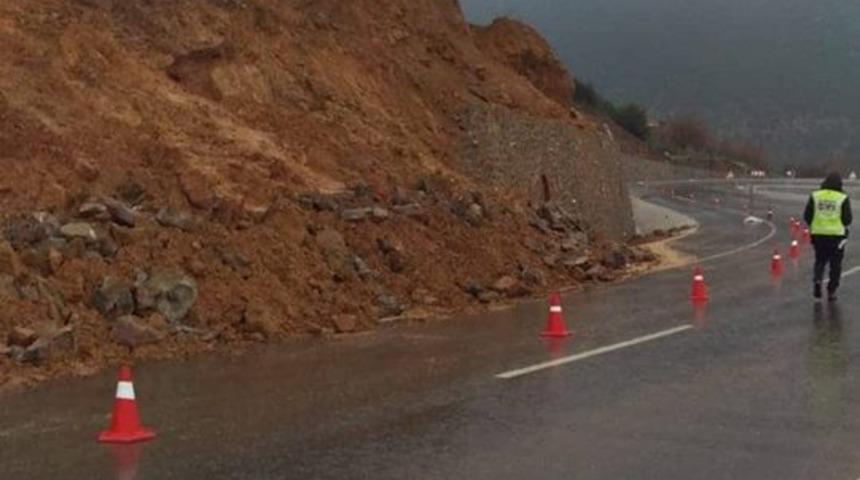 Gaziantep - Osmaniye karayolunda istinat duvarı &ccedil;&ouml;kt&uuml;