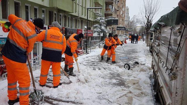 Afyonkarahisar’da kar temizleme seferberliği