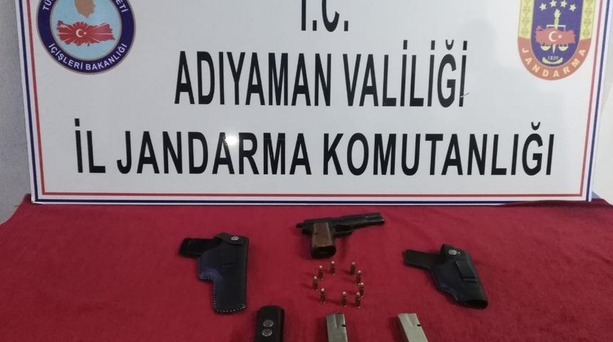 Jandarma ruhsatsız tabanca ele ge&ccedil;irdi