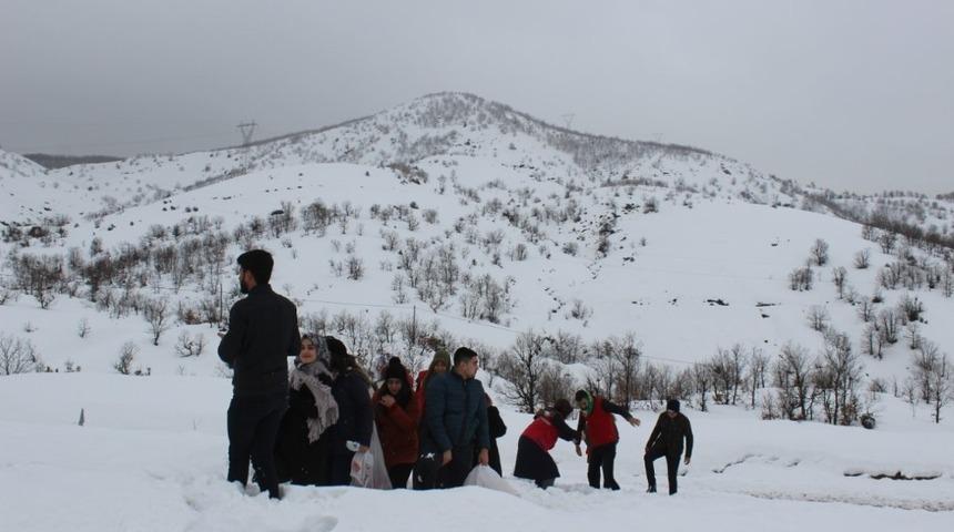 G&ouml;n&uuml;ll&uuml; gen&ccedil;ler yaban hayvanları i&ccedil;in yem bıraktı