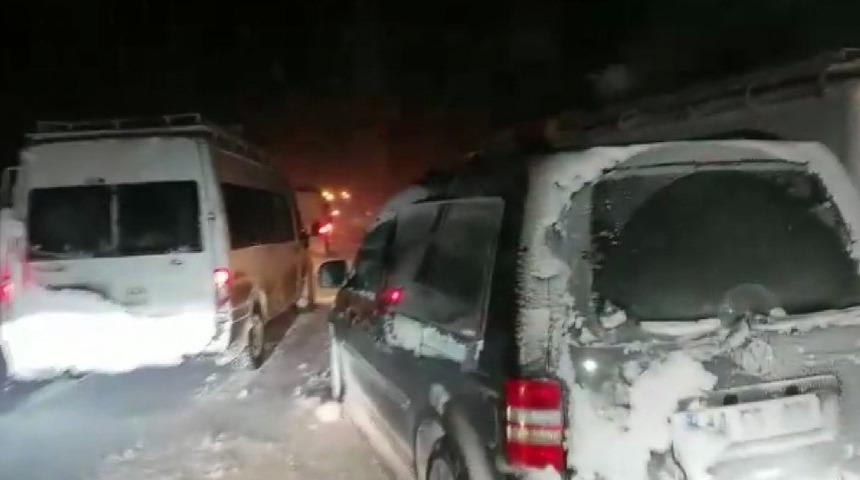 B&uuml;y&uuml;kşehir &Ccedil;at&rsquo;ta yolda mahsur kalan vatandaşları kurtardı