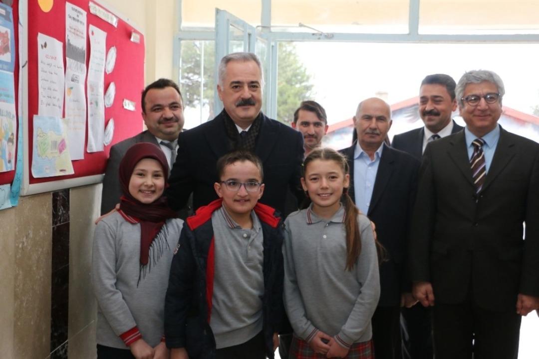 Vali Seymenoğlu &ouml;ğrencilerle buluştu